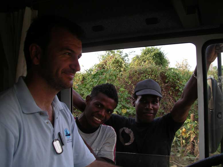 echando unamano a los chavales para volver a casa